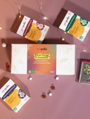 https://www.louis-herboristerie.com/85881-home_default/coffret-rituel-gorge-et-immunite-bio-gommes-a-la-propolis-et-boite-rechargeable-propolia.jpg Image 85881 supplémentaire pour Coffret Rituel Gorge et Immunité Bio - Gommes à la Propolis et Boîte Rechargeable - Propolia