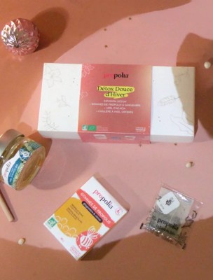 https://www.louis-herboristerie.com/85883-home_default/coffret-detox-douce-d-hiver-bio-infusion-gommes-et-miel-propolia.jpg Image 85883 supplémentaire pour Coffret Détox Douce d'Hiver Bio - Infusion, Gommes et Miel - Propolia