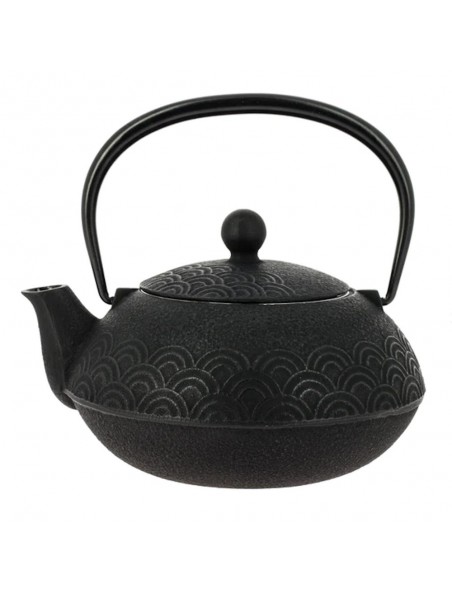 Achetez Théière en Fonte Iwachu Seigaiha Noire 650 ml avec son filtre à l'herboristerie Louis Image principale de Théière en Fonte Iwachu Seigaiha Noire 650 ml avec son filtre