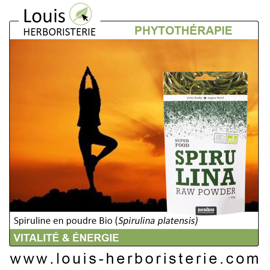 Photo d'un sachet de poudre de spiruline Purasana à côté d'une personne qui fait du yoga