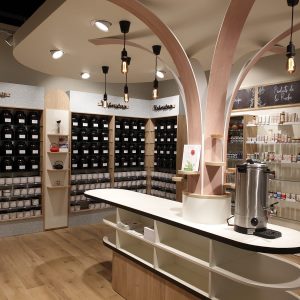 Meuble d'herboristerie et pots de tisanes