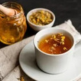 tisane de plantes médicinales en infusion dans une tasse